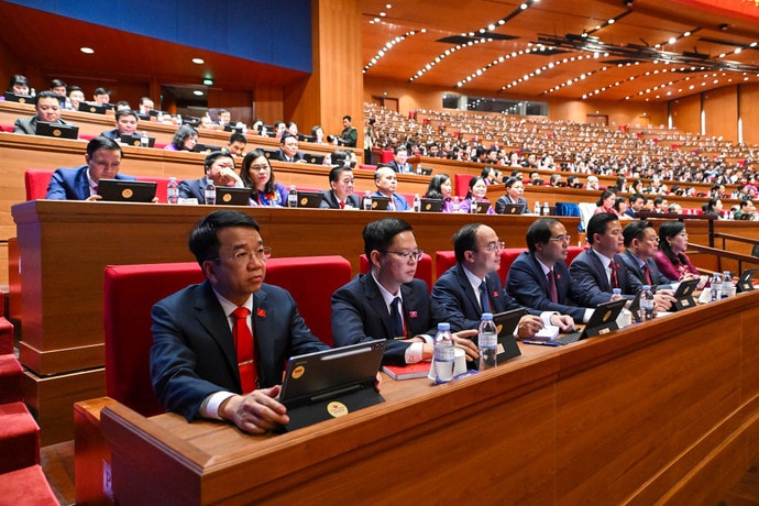 Các đại biểu dự phiên thảo luận tại hội trường về các Văn kiện Đại hội. chi-6885.jpg