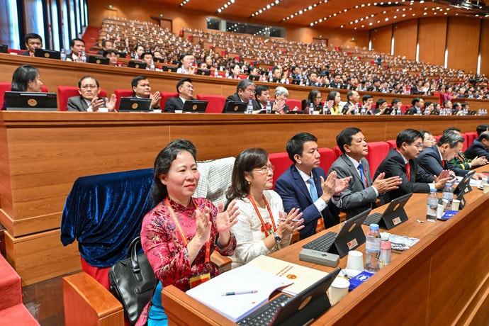 Các đại biểu dự phiên thảo luận tại hội trường về các Văn kiện Đại hội. chi-6985.jpg