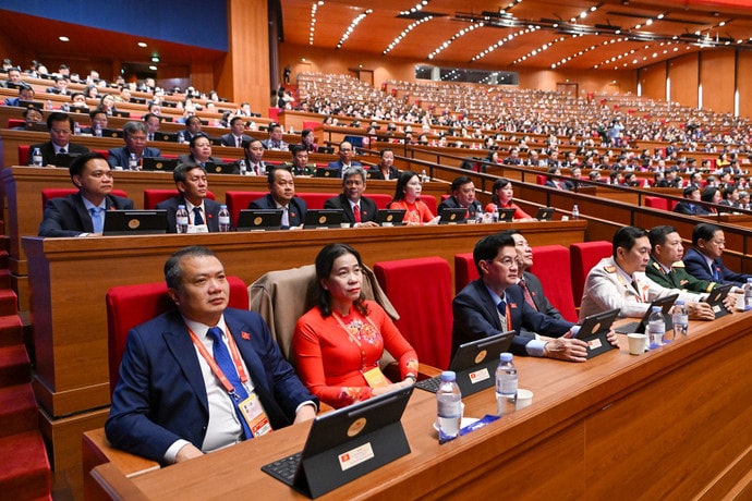 Các đại biểu dự phiên thảo luận tại hội trường về các Văn kiện Đại hội. chi-6838.jpg