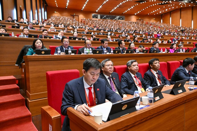 Các đại biểu dự phiên thảo luận tại hội trường về các Văn kiện Đại hội. chi-7039.jpg