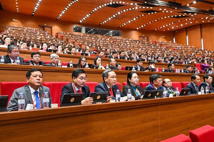 Các đại biểu dự phiên thảo luận tại hội trường về các Văn kiện Đại hội. chi-7089.jpg