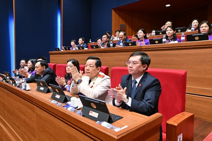 Các đại biểu dự phiên thảo luận tại hội trường về các Văn kiện Đại hội. chi-7105.jpg