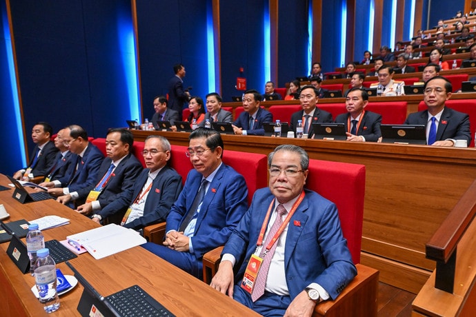 Các đại biểu dự phiên thảo luận tại hội trường về các Văn kiện Đại hội. chi-6811.jpg