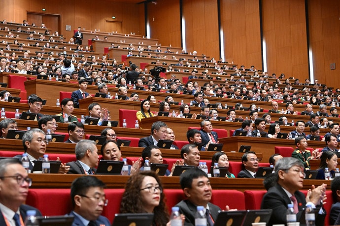 Các đại biểu dự phiên thảo luận tại hội trường về các Văn kiện Đại hội. chi-7212.jpg