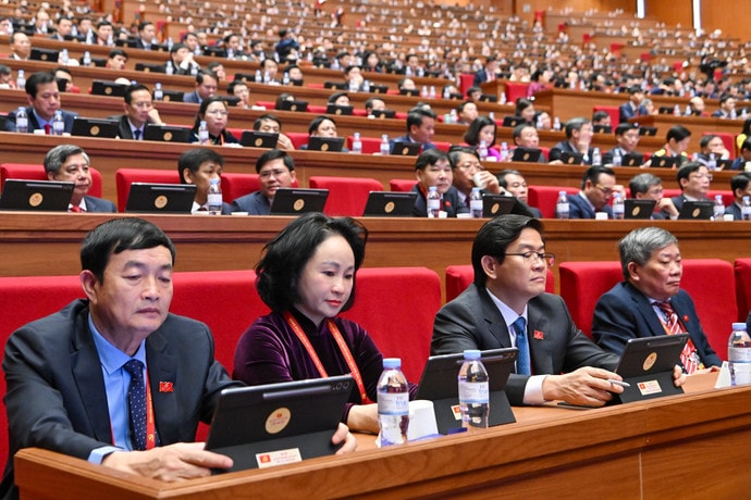 Các đại biểu dự phiên thảo luận tại hội trường về các Văn kiện Đại hội. chi-6933.jpg