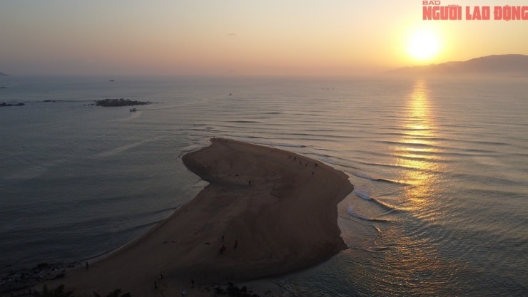 Cồn cát lạ xuất hiện ở cửa biển Nha Trang thu hút du khách tham quan
