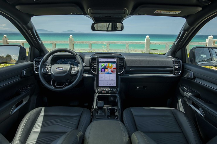 Nội thất Ford Everest trang bị màn hình giải trí đặt dọc cỡ lớn
