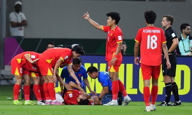 Hiểu Minh dính chấn thương nặng ở trận đấu với U23 Trung Quốc.
