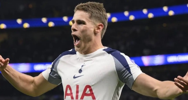 Trung vệ Micky van de Ven của Tottenham lọt vào tầm ngắm của Liverpool.