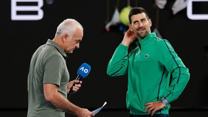 BLV Masur phỏng vấn Djokovic sau trận gặp Martinez tại sân Rod Laver, Melbourne