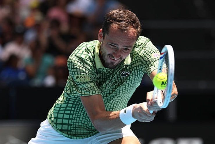 Tay vợt Daniil Medvedev thi đấu tại Australian Open