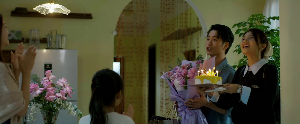 Bà Ánh rơi nước mắt một mình trong đêm sinh nhật