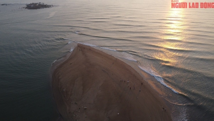 Cồn cát xuất hiện ở cửa biển Nha Trang nhìn từ trên cao