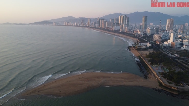 Nhiều người dân và du khách hào hứng trải nghiệm bãi bồi mới