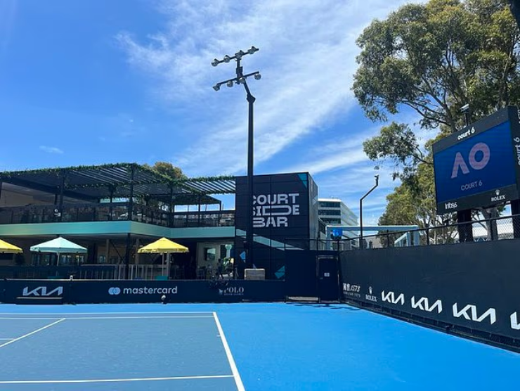 Khung cảnh sân số 6 nằm sát quầy bar tại Australian Open