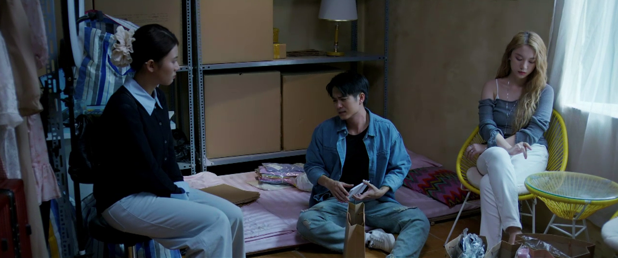 Đức mang đồ ăn đến cho ông Phi nhưng giữ thái độ xa cách