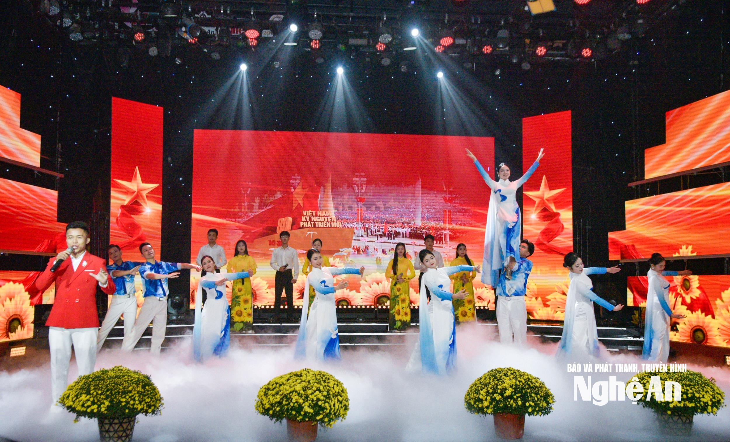 “Aspiratie voor een machtige natie” – een politiek en muzikaal programma ter ere van het succes van het 14e Nationale Congres van de Partij.