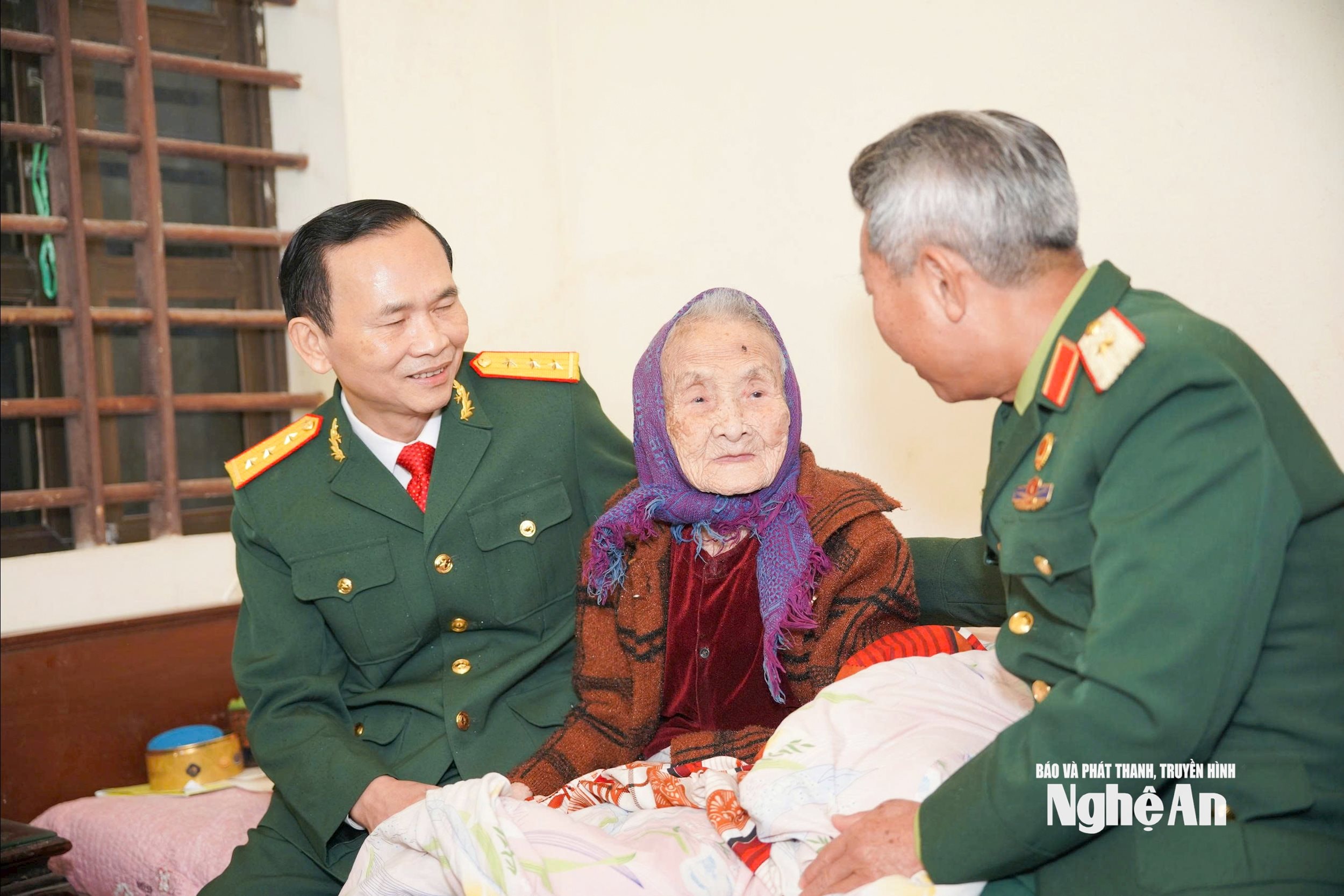 Hội Cựu chiến binh tỉnh thăm, tặng quà Mẹ Việt Nam anh hùng Lê Thị Sáu, sinh năm 1923 ở phường Trường Vinh. Ảnh: Hoàng Hiếu