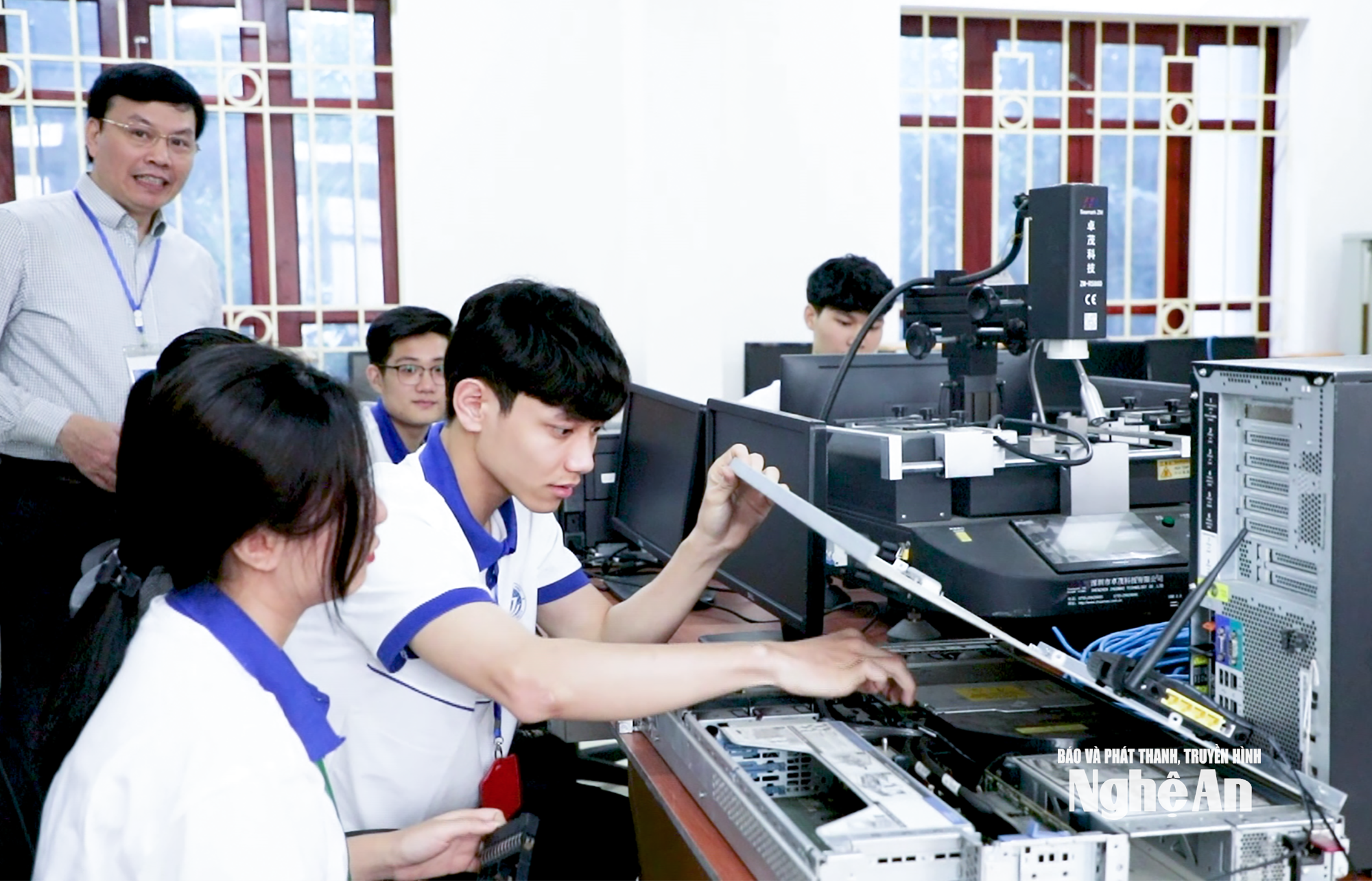  Sinh viên Trường Đại học Vinh trong giờ thực hành máy tính. Ảnh- CSCC