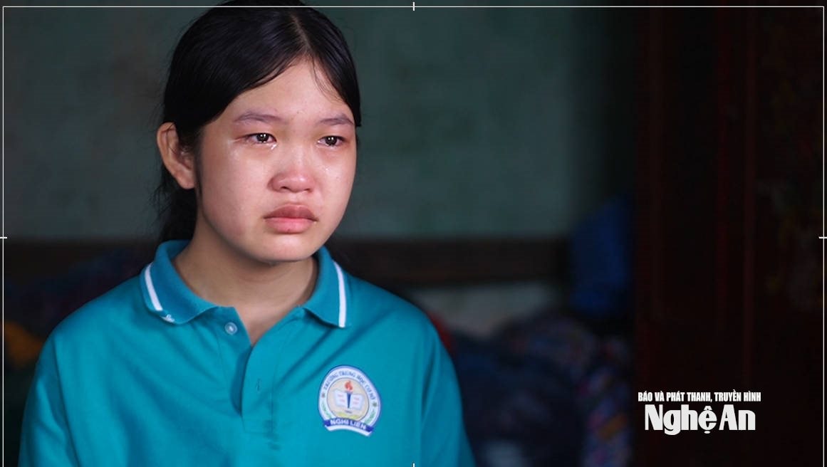  Trong tiếng khóc nấc, Bảo Thy thổ lộ nỗi sợ mình trở thành gánh nặng của mẹ.