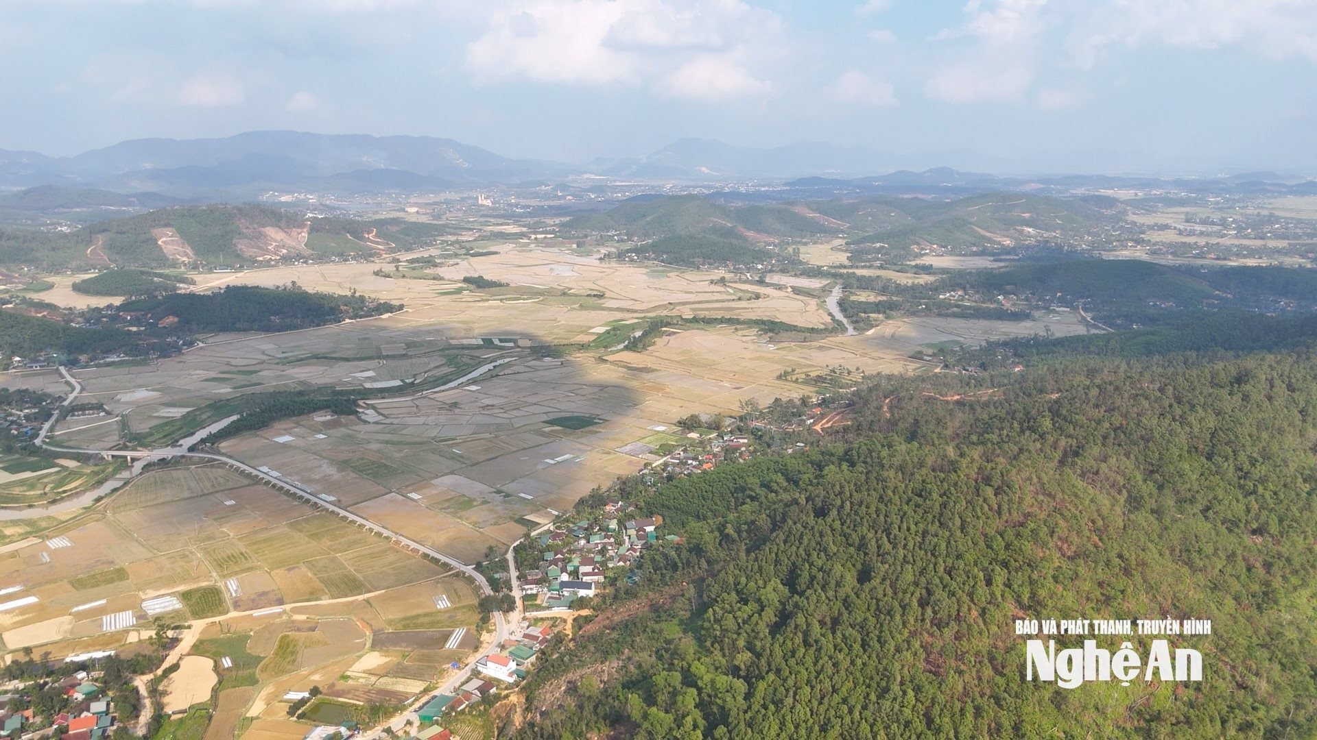 Dự án Đường bộ cao tốc Vinh - Thanh Thủy cần khoảng 9,9 triệu m3 đất san lấp. Ảnh Nguyễn Toàn