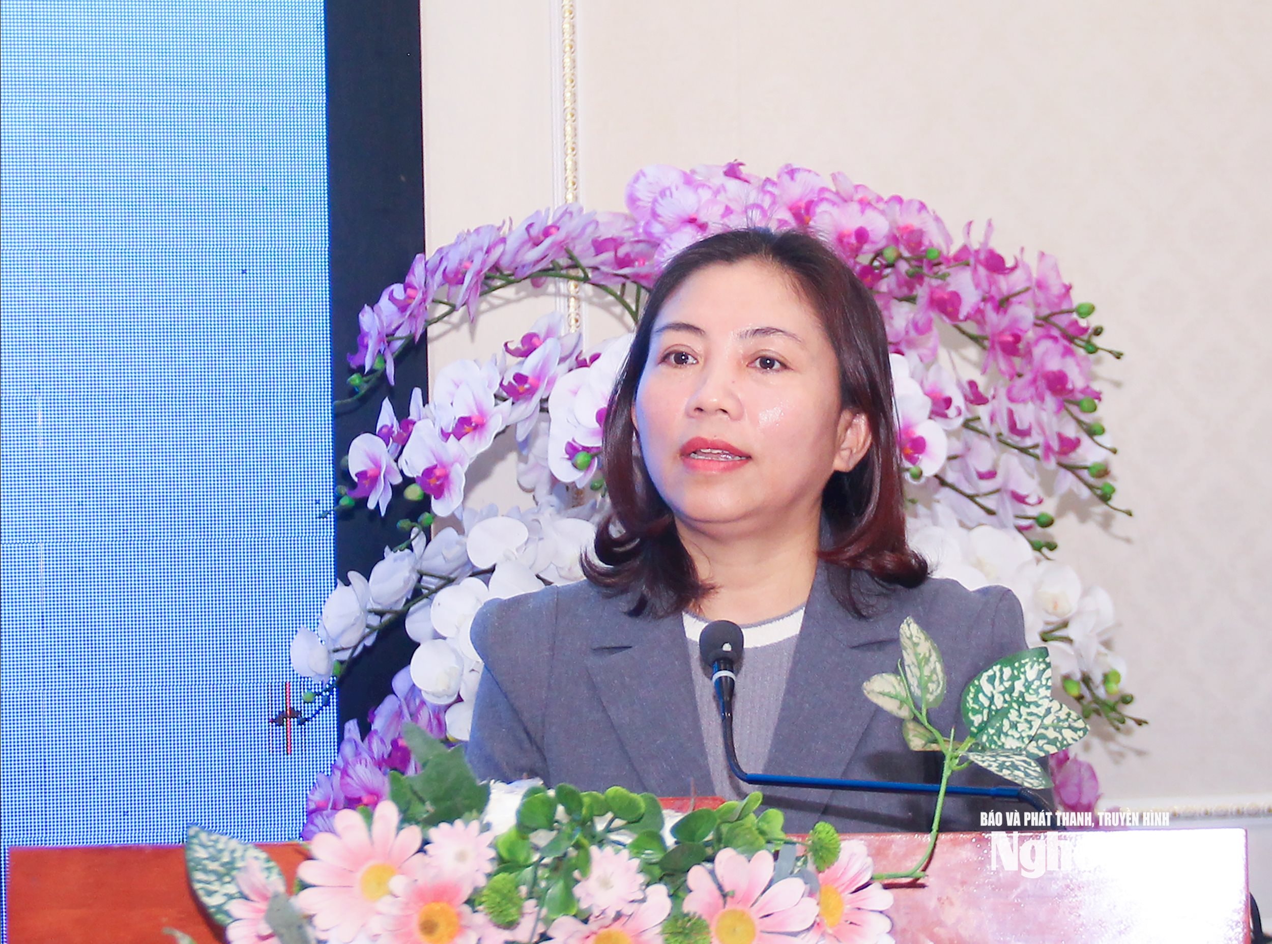 Đồng chí Hoàng Thị Thu Hiền - Uỷ viên Ban Chấp hành Đảng bộ tỉnh, Phó Chủ tịch Uỷ ban MTTQ Việt Nam tỉnh, Chủ tịch Hội LHPN tỉnh phát biểu tại hội nghị. Ảnh: Mai Hoa