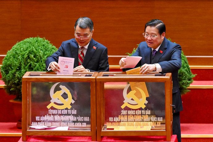 Các đại biểu bỏ phiếu bầu Ban Chấp hành Trung ương khóa XIV. chi-0196.jpg