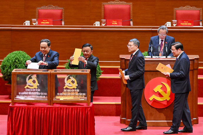 Các lãnh đạo Đảng và Nhà nước bỏ phiếu bầu Ban Chấp hành Trung ương khóa XIV. chi-0125.jpg