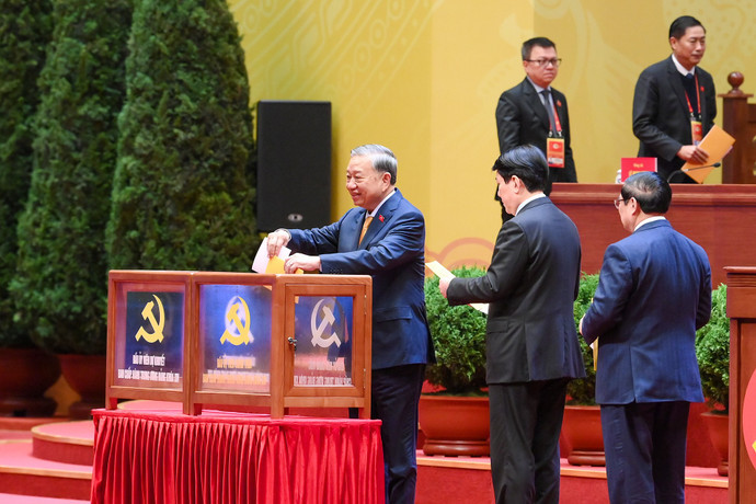 Các lãnh đạo Đảng và Nhà nước bỏ phiếu bầu Ban Chấp hành Trung ương khóa XIV. bnd-2010.jpg