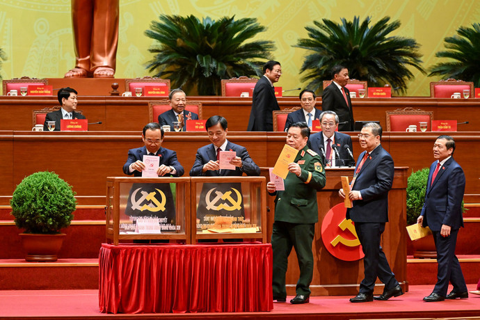 Các lãnh đạo Đảng và Nhà nước bỏ phiếu bầu Ban Chấp hành Trung ương khóa XIV. bnd-0226.jpg