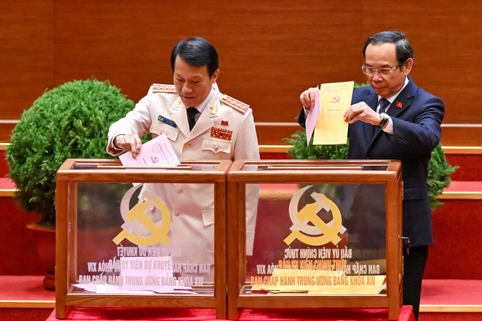 Các đại biểu bỏ phiếu bầu Ban Chấp hành Trung ương khóa XIV. chi-0383.jpg