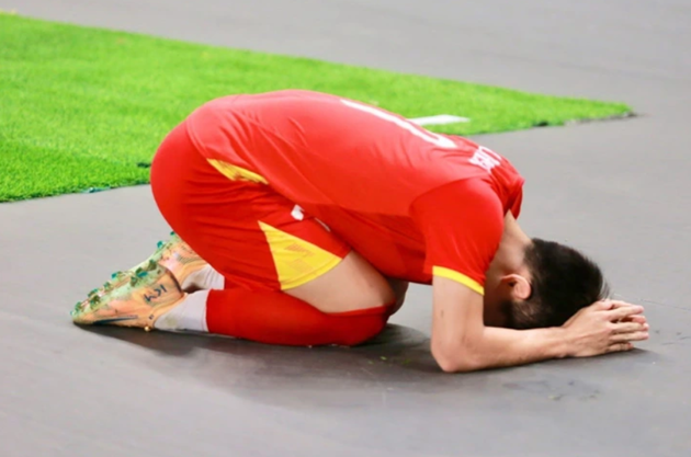 Đình Bắc quỳ gối xin lỗi người hâm mộ sau trận thua U23 Trung Quốc