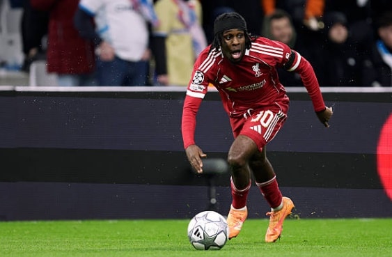 Jeremie Frimpong dùng tốc độ xé gió để gây áp lực lên hàng thủ đối phương.