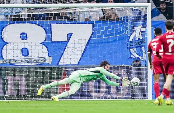 Alisson Becker bảo toàn mành lưới cho Liverpool bằng pha cứu thua không tưởng.