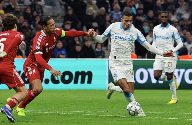 Đội trưởng Virgil van Dijk làm chủ hoàn toàn không gian phòng ngự.