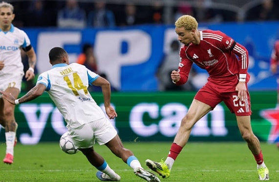 Hugo Ekitike nỗ lực làm tường và thu hút hậu vệ Marseille.