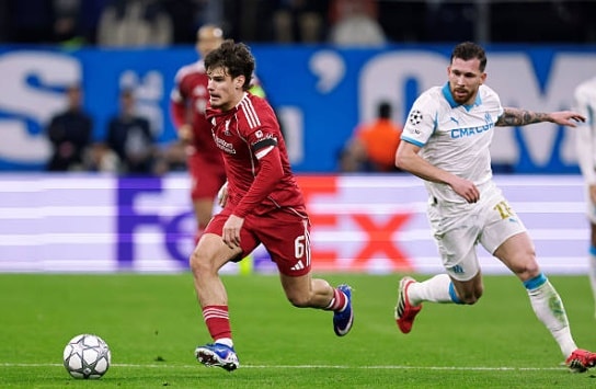 Milos Kerkez thi đấu năng nổ bên hành lang cánh trái của Liverpool.