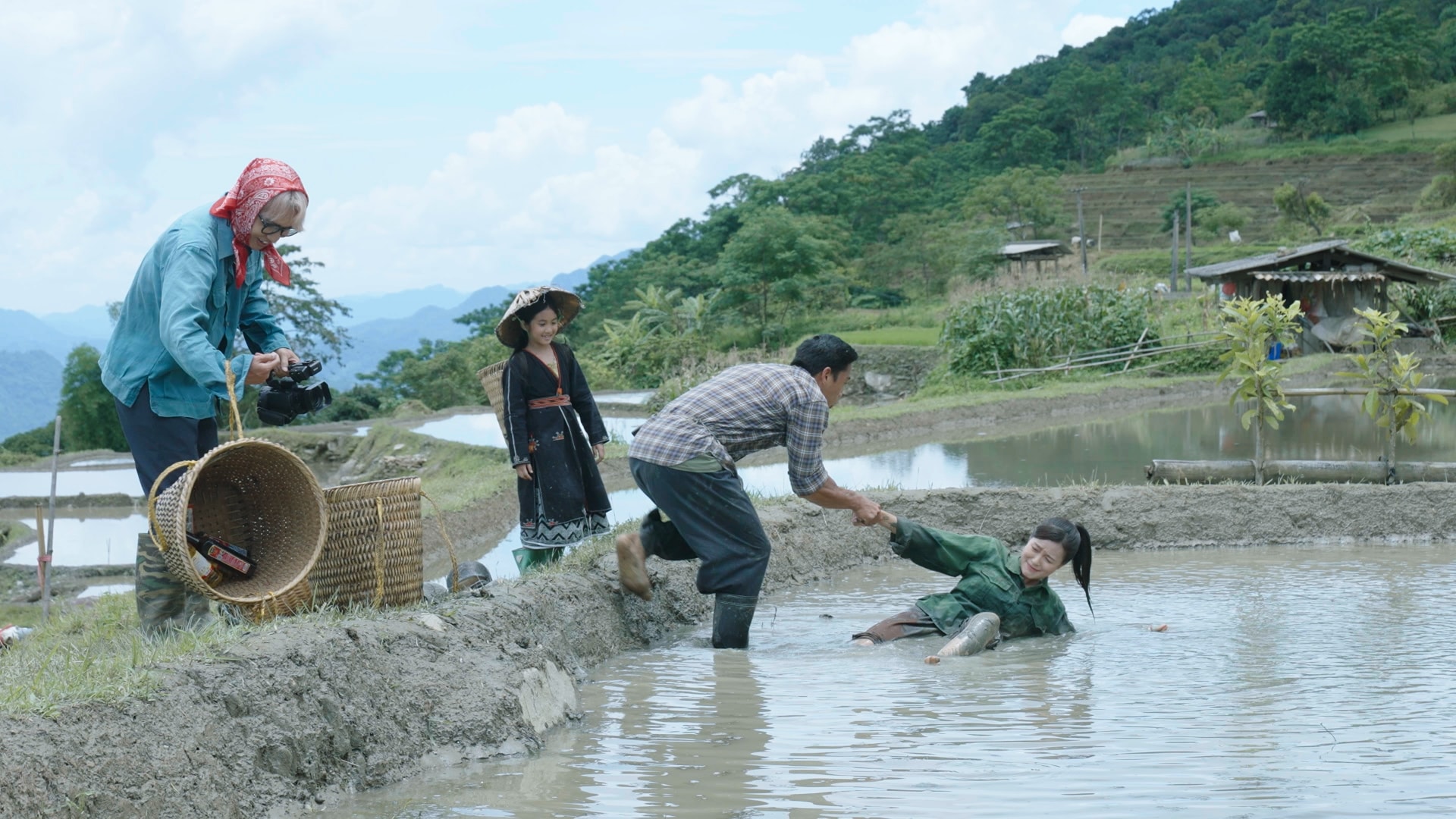 Một số hình ảnh trong phim Lời hứa đầu tiên.