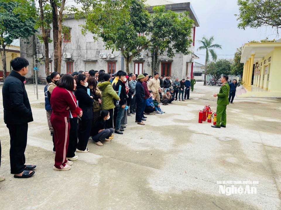 Phòng Cảnh sát PCCC&CNCH Công an tỉnh tuyên truyền, huấn luyện nghiệp vụ PCCC và CNCH cho các cơ sở, hộ kinh doanh trên địa bàn phường Hoàng Mai. Ảnh PV
