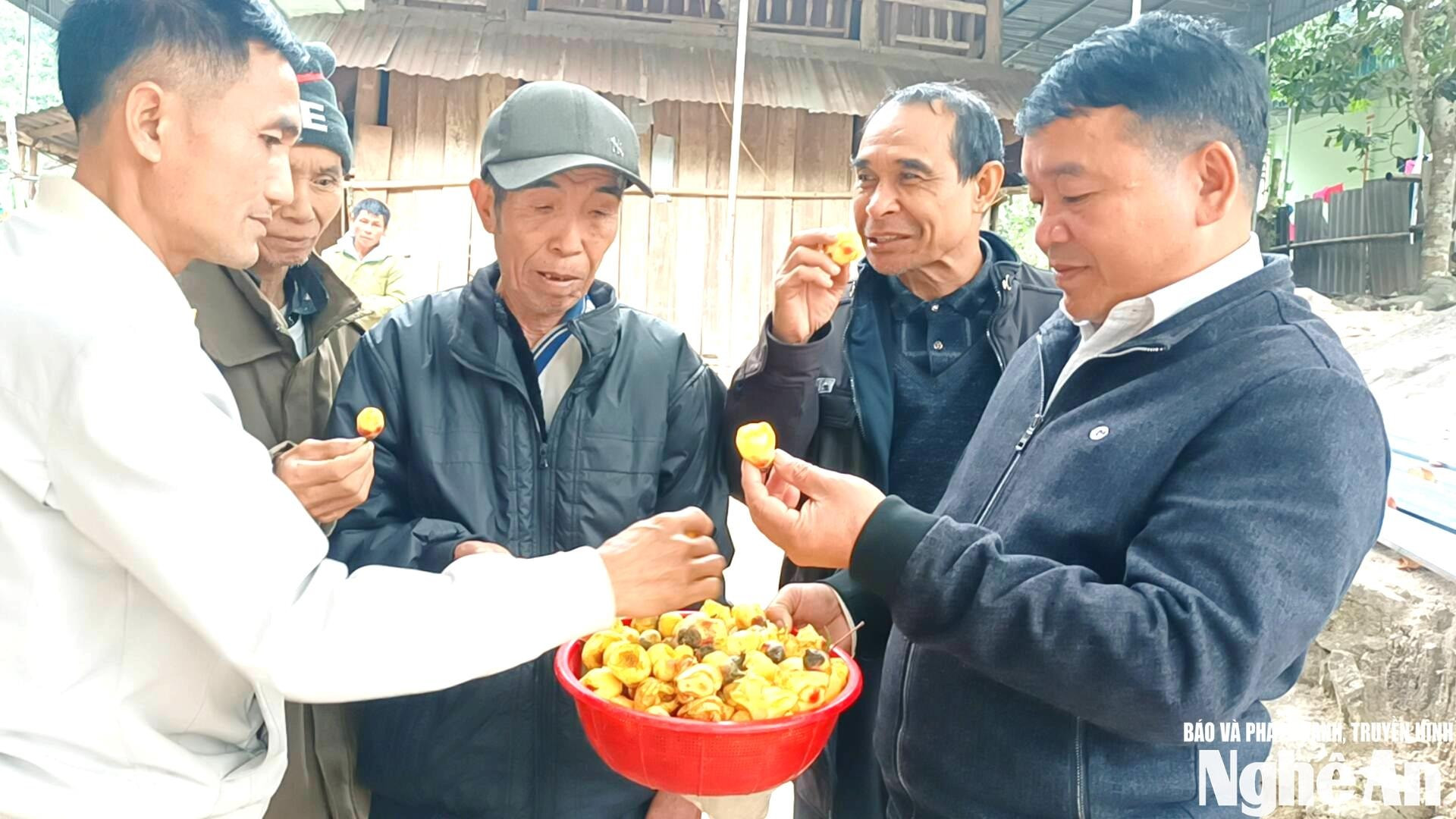 Chè hoa vàng là sản phẩm được nhiều người ưa chuộng tại chợ phiên Nhôn Mai. Ảnh CSCC