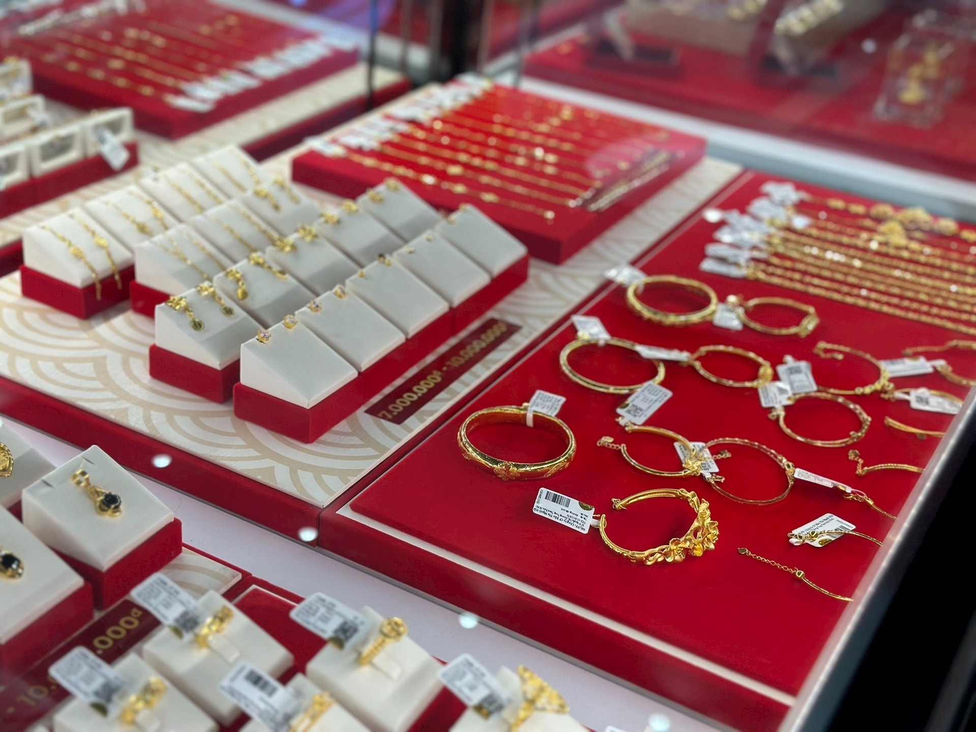 Bảng giá vàng 24/1/2026: Giá vàng miếng SJC, nhẫn 9999, vàng thế giới tiến sát 5000 USD