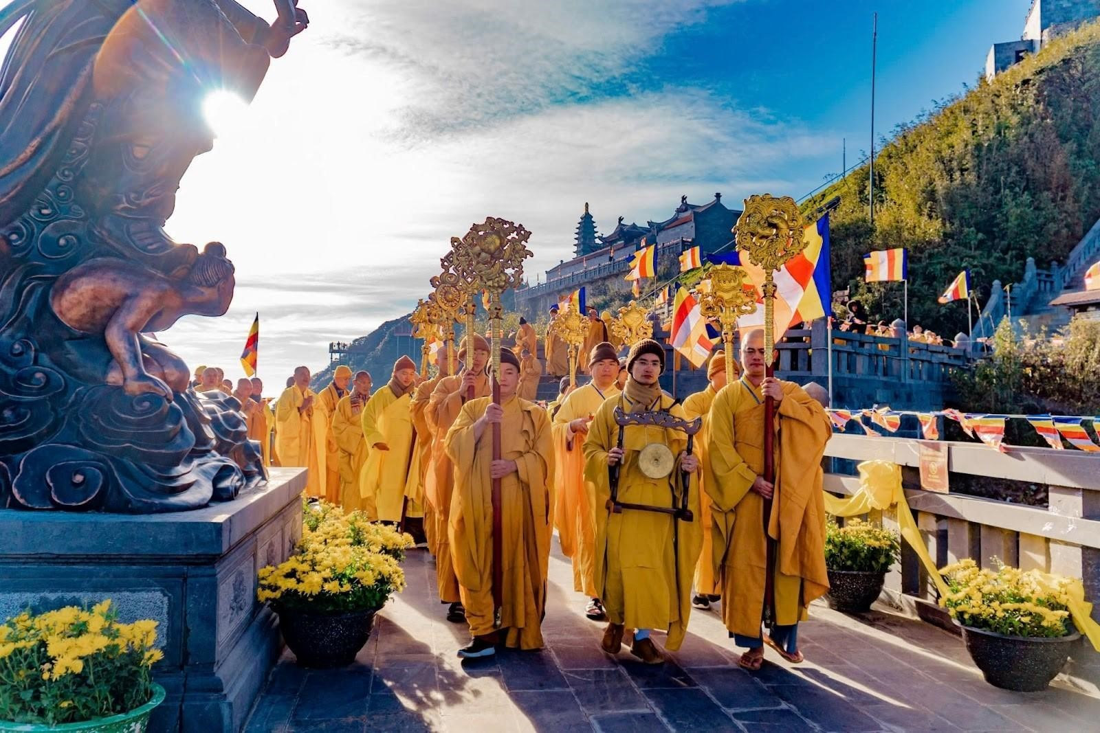 Tăng ni sư, phật tử và du khách thực hiện nghi thức rước trong Lễ Mở Cổng Trời tại Fansipan.