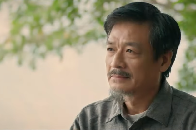 Cảnh phim Tú trò chuyện cùng bố về định hướng tương lai