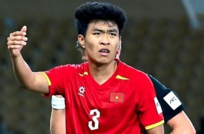Trung vệ Phạm Lý Đức đối mặt với án phạt nặng từ AFC sau tấm thẻ đỏ trực tiếp.