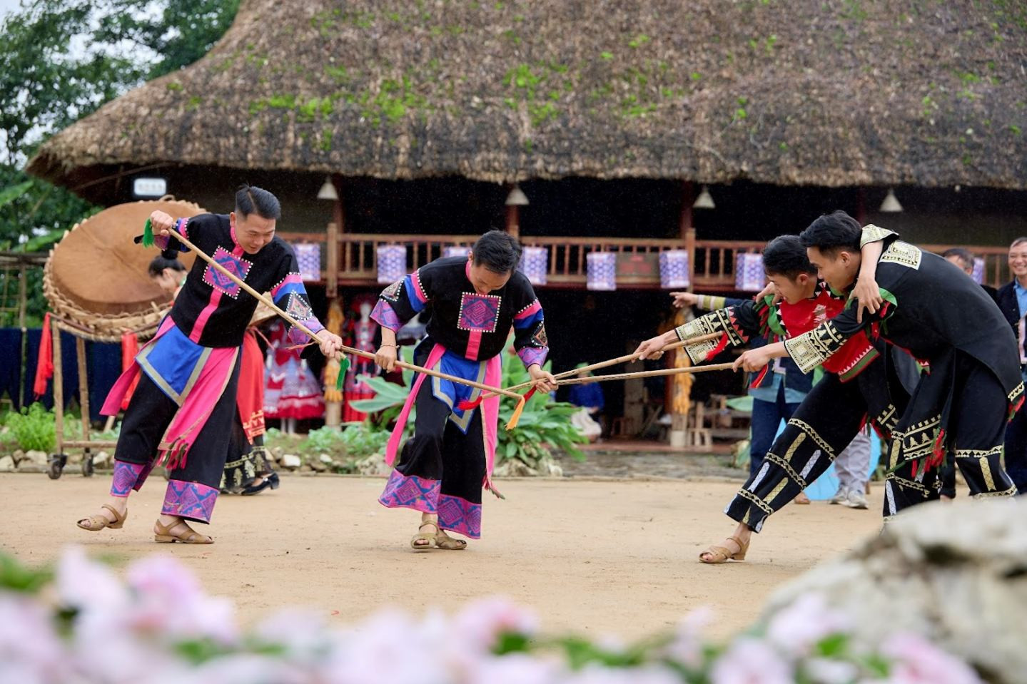 Bản Mây rực rỡ với điệu múa khèn và sắc phục truyền thống của đồng bào vùng cao Tây Bắc.