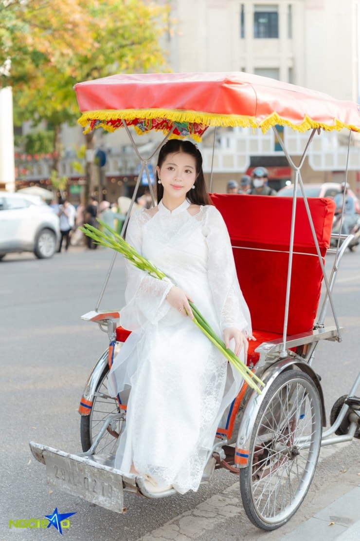 Thiếu nữ thướt tha trong tà áo dài bên xe xích lô