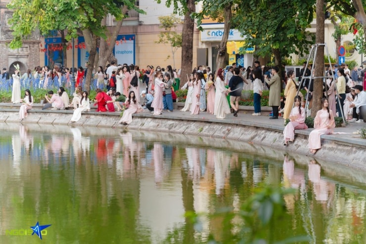 Giới trẻ diện áo dài chụp ảnh tại hồ Hoàn Kiếm dịp Tết