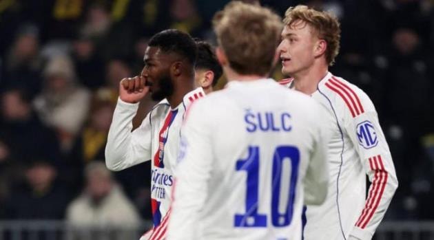 Ainsley Maitland-Niles ăn mừng bàn thắng duy nhất cho Lyon.