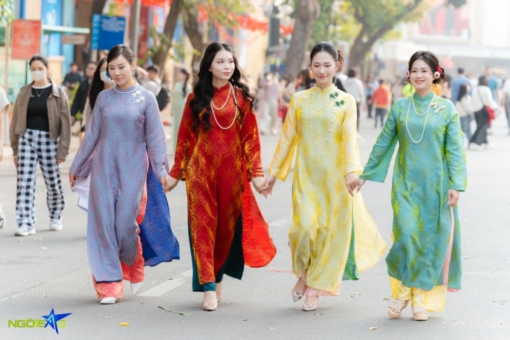 Góc chụp hướng về phía Tháp Rùa thu hút đông người