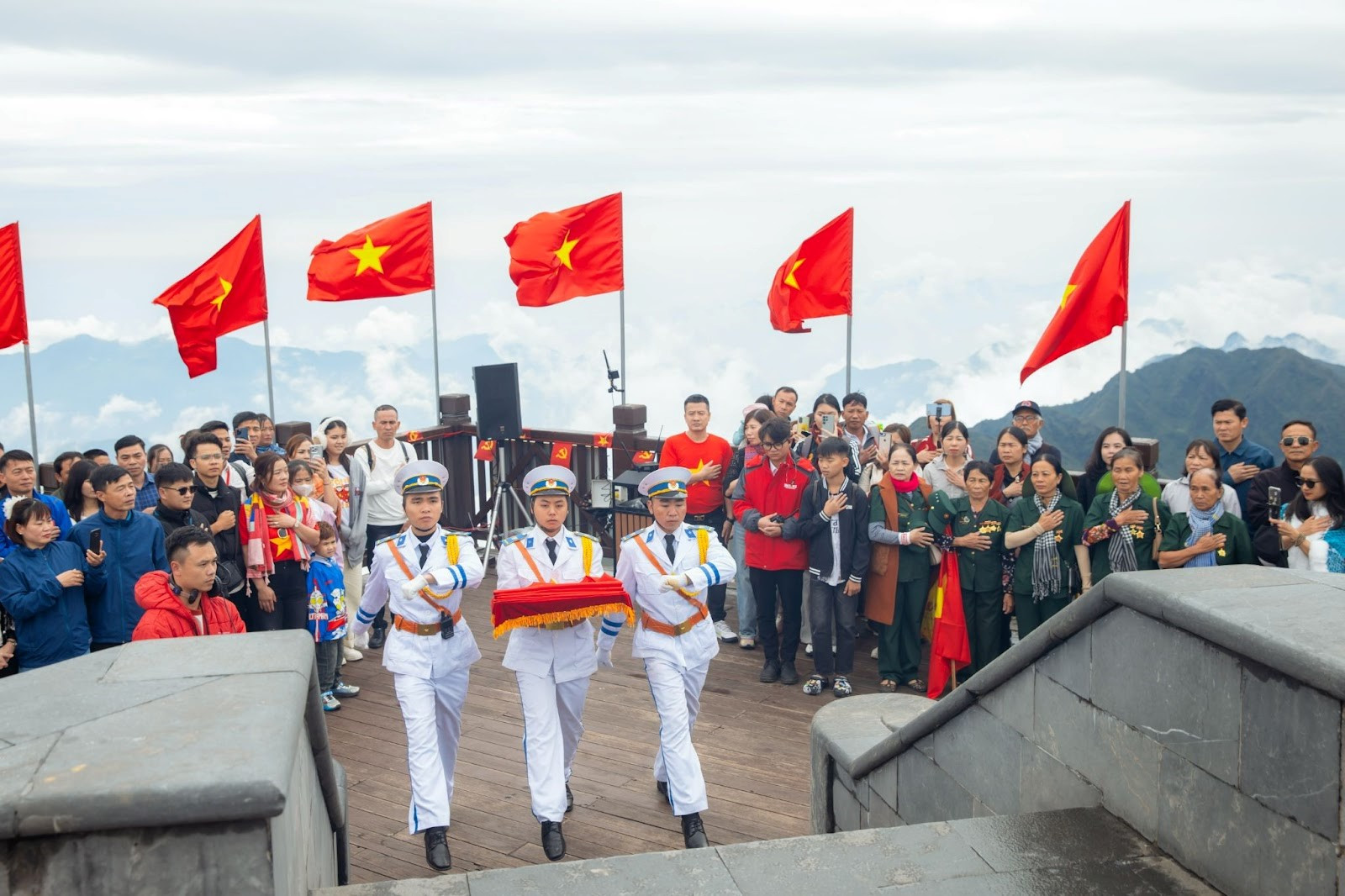 Nghi thức Thượng cờ trang nghiêm trên đỉnh Fansipan vào những ngày đầu xuân năm mới 2026.